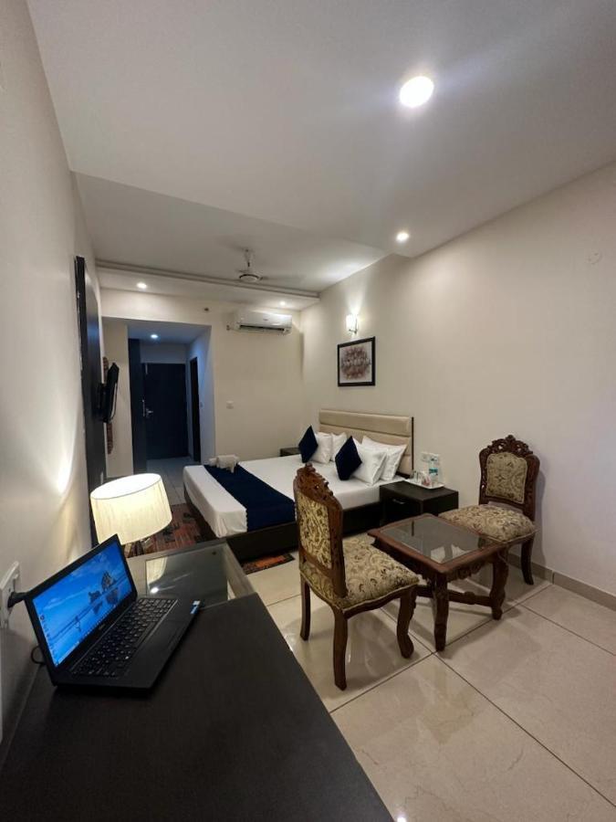 ホテル Jb Residency Zirakpur !! Top Rated & Most Awarded Property In Zirakpur エクステリア 写真