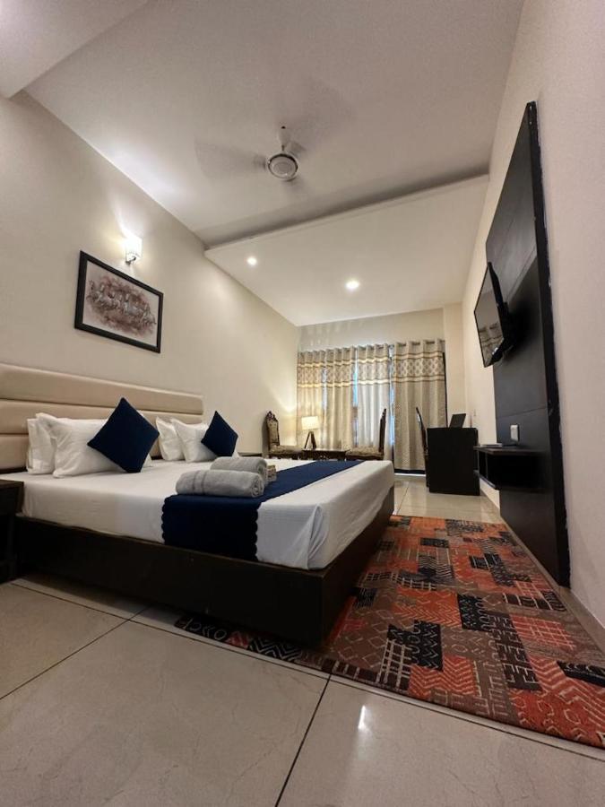 ホテル Jb Residency Zirakpur !! Top Rated & Most Awarded Property In Zirakpur エクステリア 写真