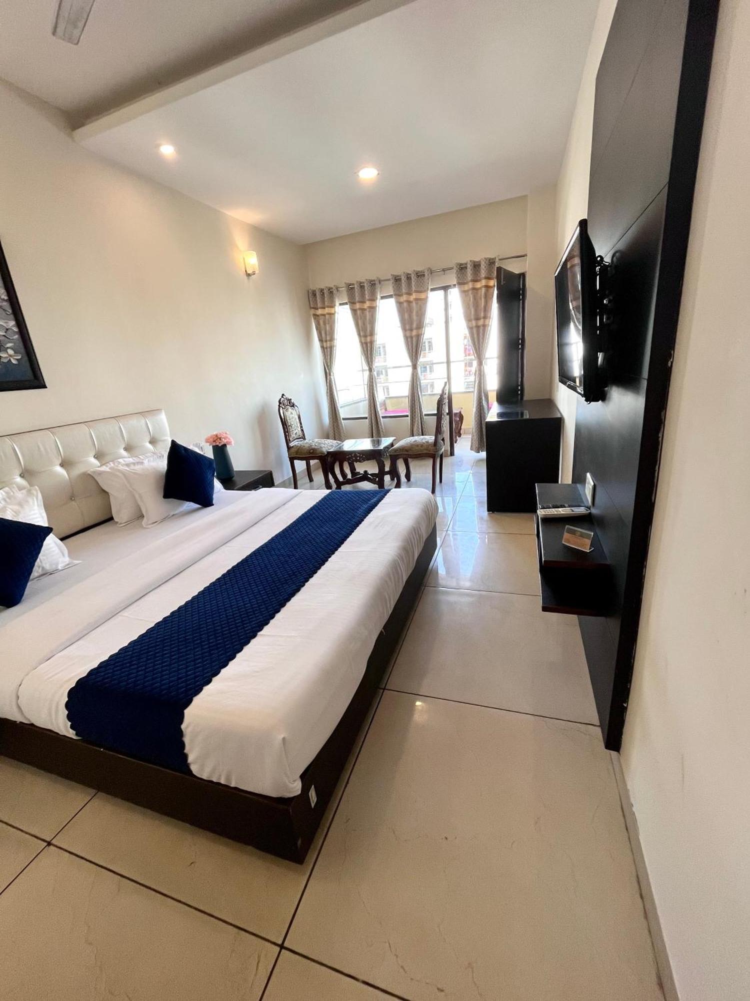 ホテル Jb Residency Zirakpur !! Top Rated & Most Awarded Property In Zirakpur エクステリア 写真