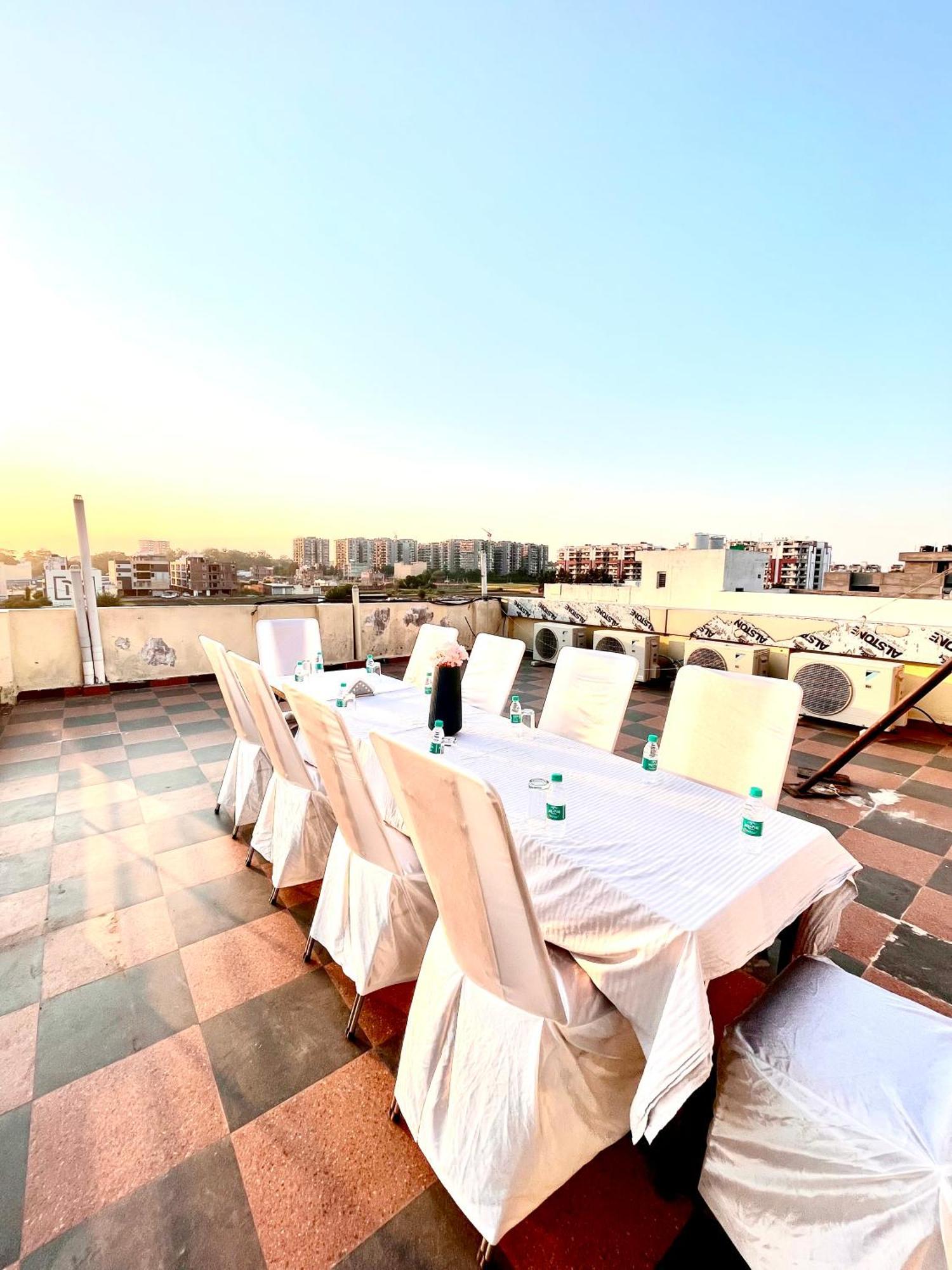 ホテル Jb Residency Zirakpur !! Top Rated & Most Awarded Property In Zirakpur エクステリア 写真