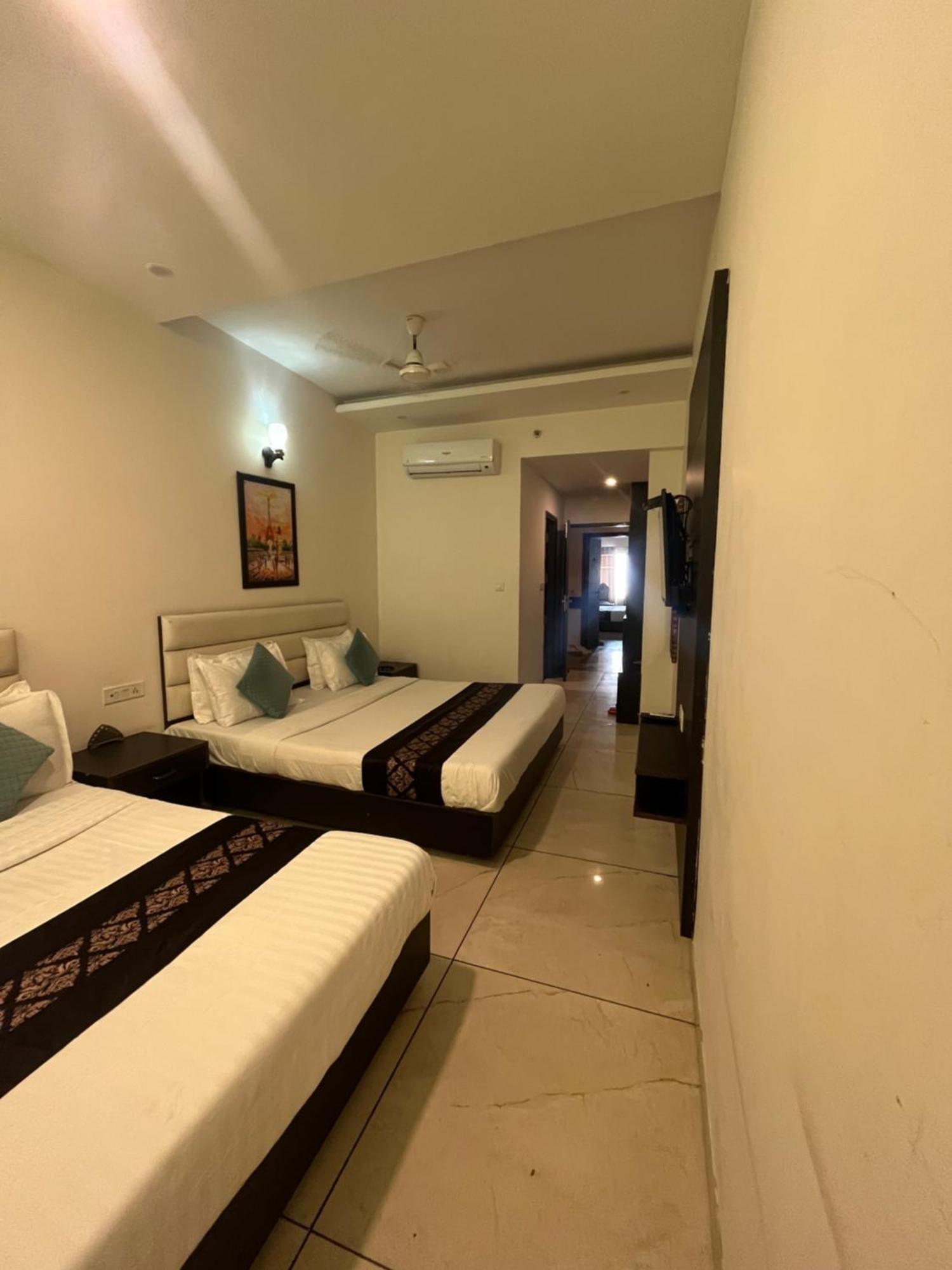 ホテル Jb Residency Zirakpur !! Top Rated & Most Awarded Property In Zirakpur エクステリア 写真