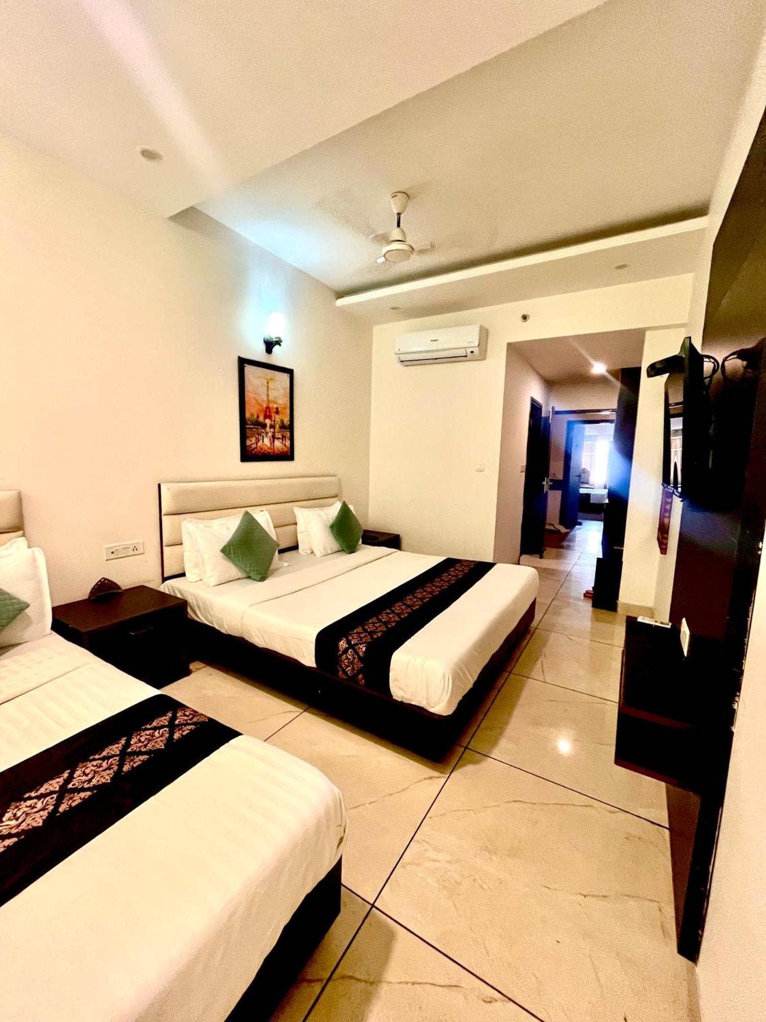 ホテル Jb Residency Zirakpur !! Top Rated & Most Awarded Property In Zirakpur エクステリア 写真