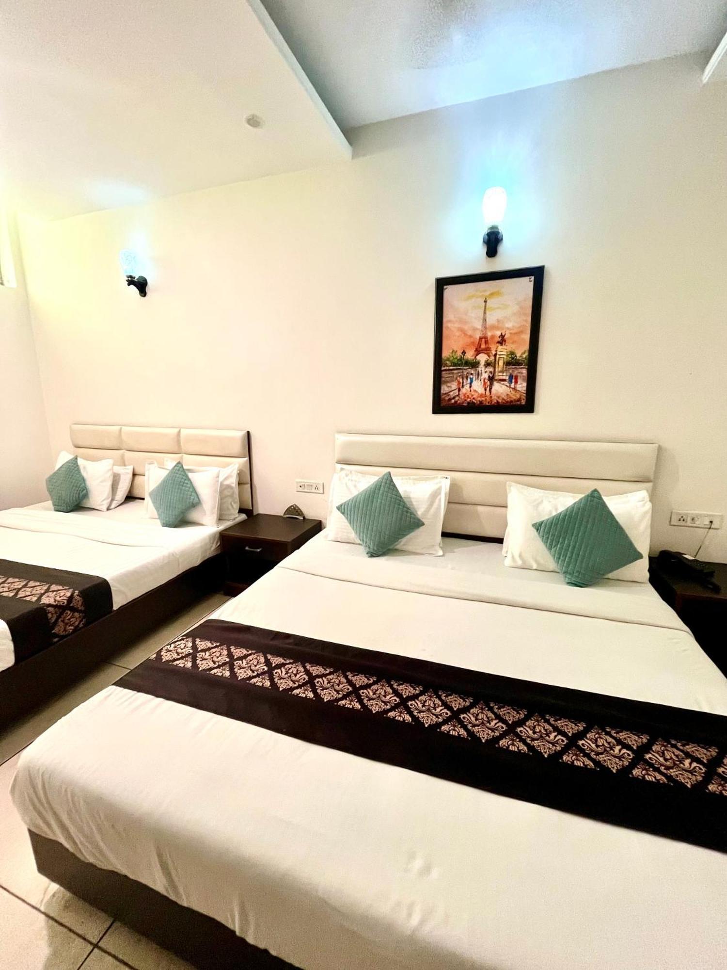 ホテル Jb Residency Zirakpur !! Top Rated & Most Awarded Property In Zirakpur エクステリア 写真